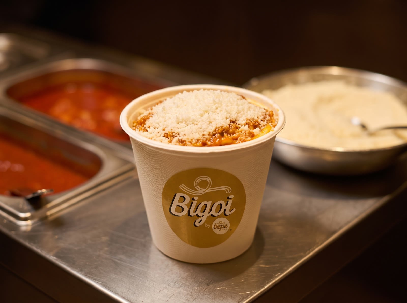 A finished Bigoi cup handed across the counter